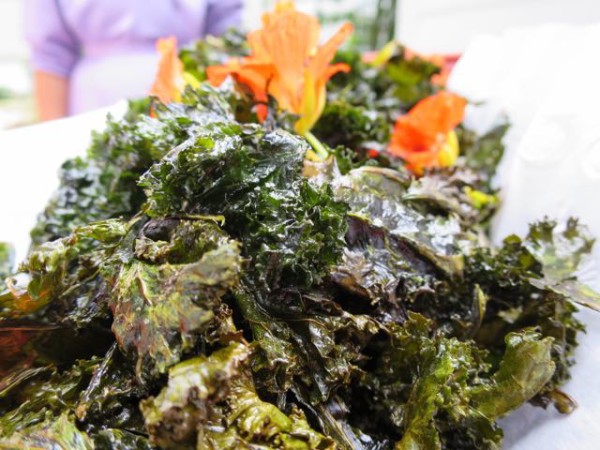 How to make crispy delicious kale chips @ frugal-mama.com