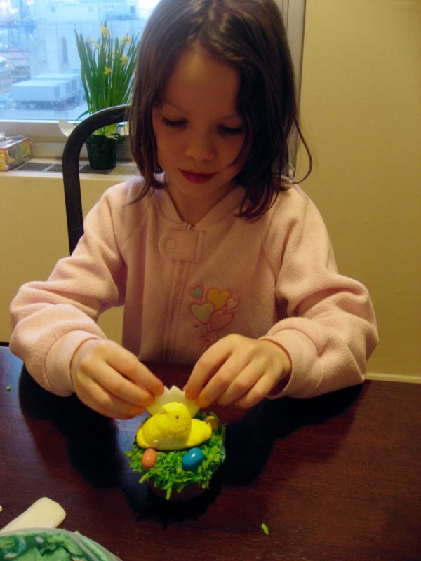 How to Make Chick & Egg Easter Cupcakes