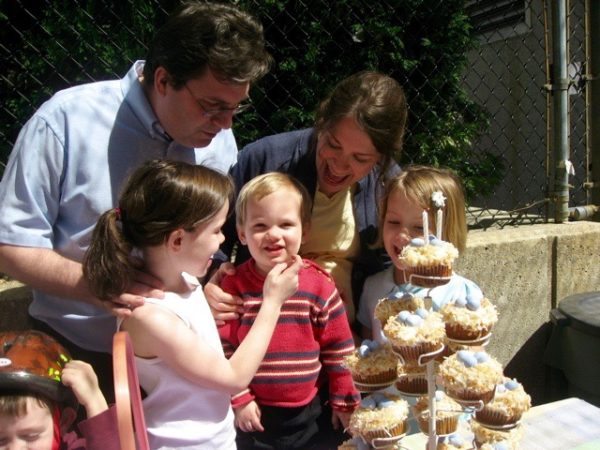 How to make springtime robin's nest cupcakes