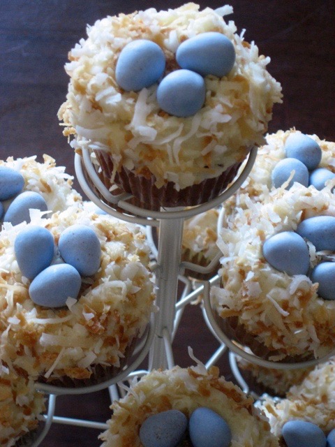 How to make springtime robin's nest cupcakes