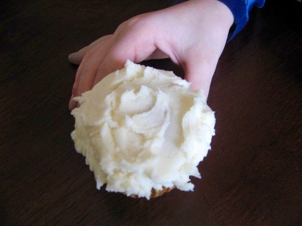 How to make springtime robin's nest cupcakes