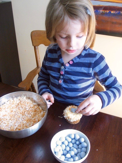 How to make springtime robin's nest cupcakes