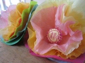 How to Make Lollipop Tissue Paper Flowers Thumbnail