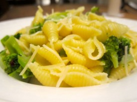 Easy, Crowd-Pleasing Dinner Idea: Pasta with Broccoli or Cauliflower Sauce Thumbnail